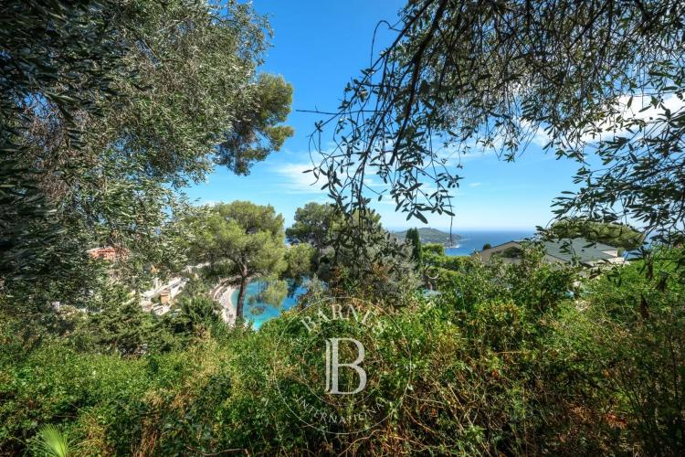 VILLEFRANCHE-SUR-MER - TERRAIN CONSTRUCTIBLE DE 1 750 M² - VUE PANORAMIQUE SUR LA BAIE