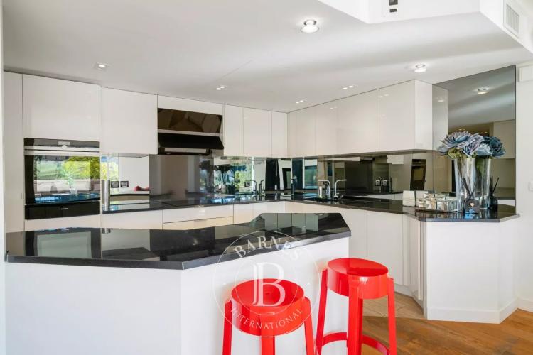 SOUS OFFRE - VILLEFRANCHE-SUR-MER — ÉLÉGANT DUPLEX AVEC VUE PANORAMIQUE DÉGAGÉE