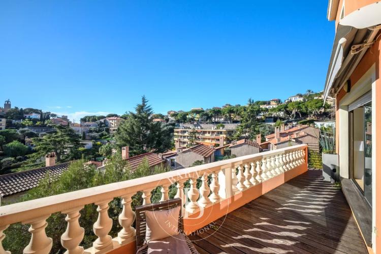 SOUS OFFRE - VILLEFRANCHE-SUR-MER — ÉLÉGANT DUPLEX AVEC VUE PANORAMIQUE DÉGAGÉE