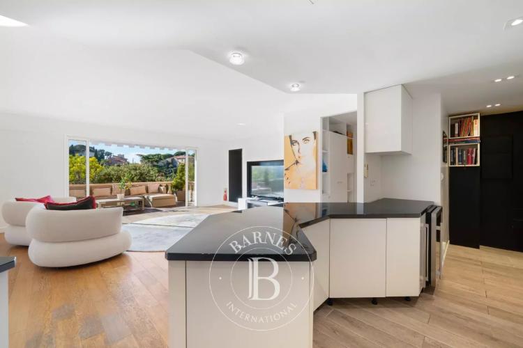 SOUS OFFRE - VILLEFRANCHE-SUR-MER — ÉLÉGANT DUPLEX AVEC VUE PANORAMIQUE DÉGAGÉE
