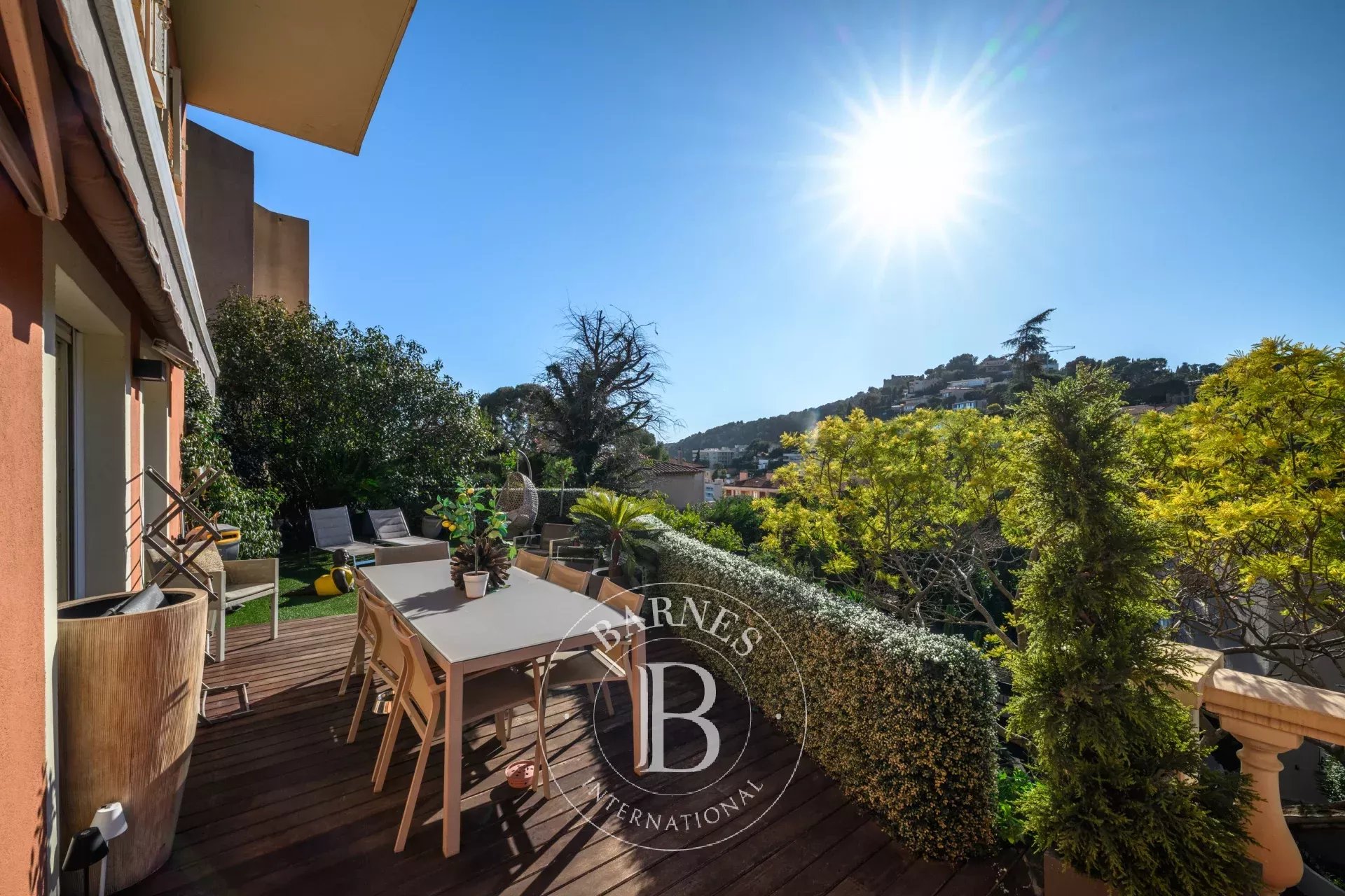 SOUS OFFRE - VILLEFRANCHE-SUR-MER — ÉLÉGANT DUPLEX AVEC VUE PANORAMIQUE DÉGAGÉE