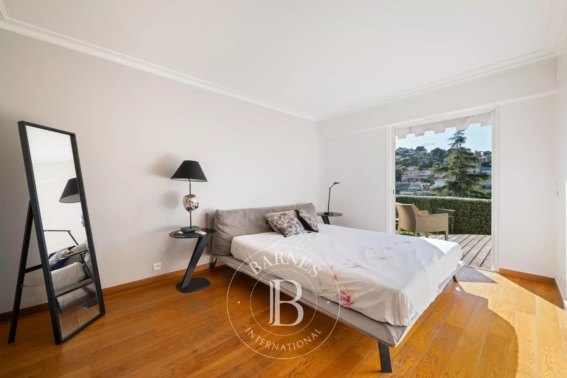 SOUS OFFRE - VILLEFRANCHE-SUR-MER — ÉLÉGANT DUPLEX AVEC VUE PANORAMIQUE DÉGAGÉE