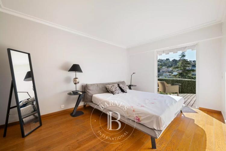 SOUS OFFRE - VILLEFRANCHE-SUR-MER — ÉLÉGANT DUPLEX AVEC VUE PANORAMIQUE DÉGAGÉE