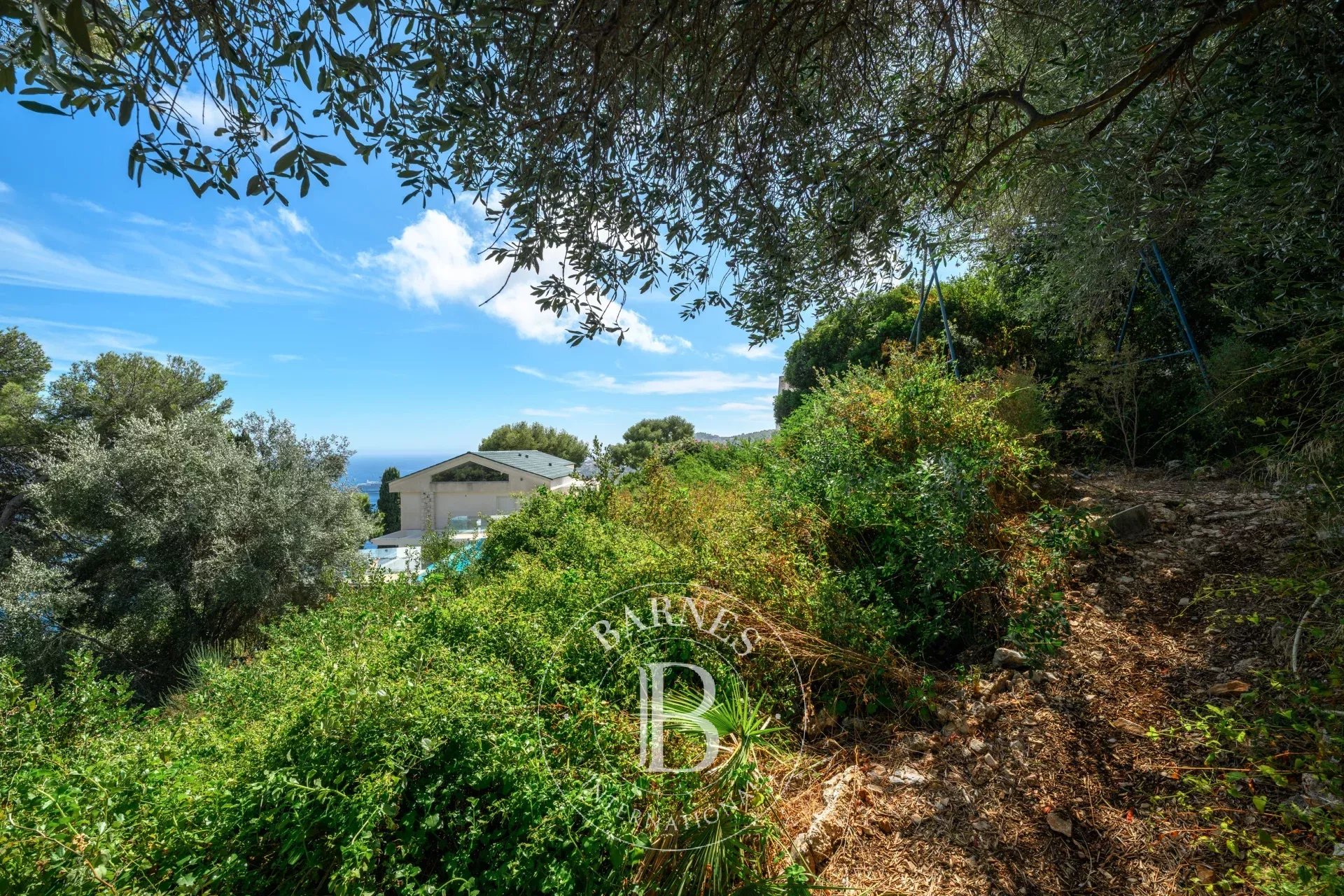 VILLEFRANCHE-SUR-MER - TERRAIN CONSTRUCTIBLE DE 1 750 M² - VUE PANORAMIQUE SUR LA BAIE