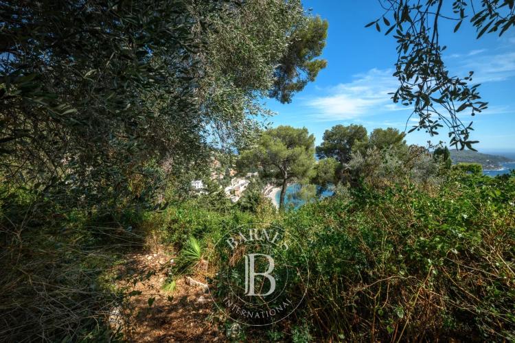 VILLEFRANCHE-SUR-MER - TERRAIN CONSTRUCTIBLE DE 1 750 M² - VUE PANORAMIQUE SUR LA BAIE
