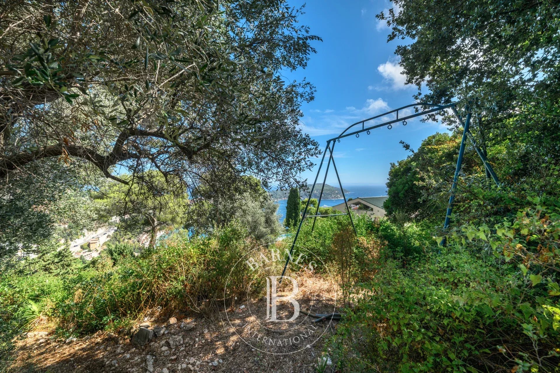 VILLEFRANCHE-SUR-MER - TERRAIN CONSTRUCTIBLE DE 1 750 M² - VUE PANORAMIQUE SUR LA BAIE