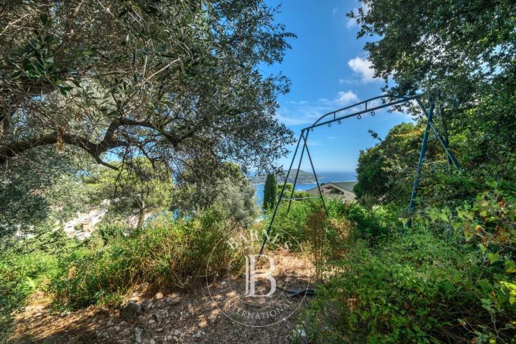VILLEFRANCHE-SUR-MER - TERRAIN CONSTRUCTIBLE DE 1 750 M² - VUE PANORAMIQUE SUR LA BAIE