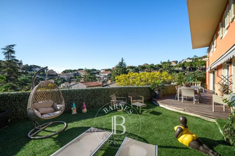 SOUS OFFRE - VILLEFRANCHE-SUR-MER — ÉLÉGANT DUPLEX AVEC VUE PANORAMIQUE DÉGAGÉE