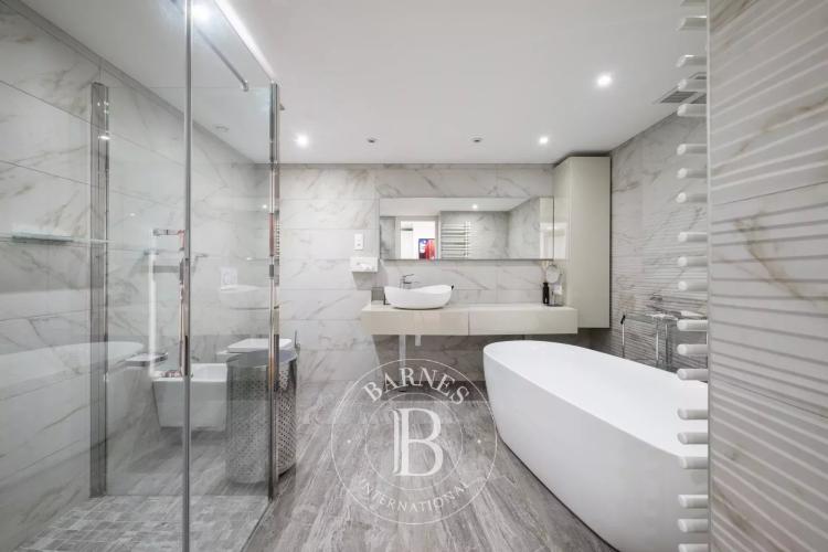 SOUS OFFRE - VILLEFRANCHE-SUR-MER — ÉLÉGANT DUPLEX AVEC VUE PANORAMIQUE DÉGAGÉE