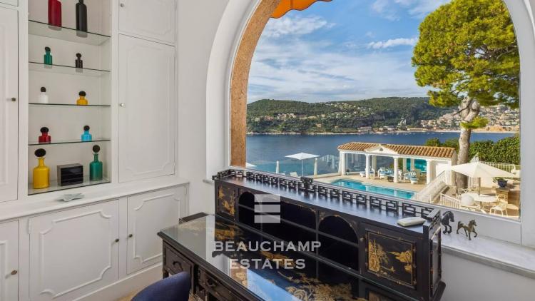 Saint-Jean-Cap-Ferrat – Villa Provençale avec Vue Mer Panoramique et Piscine Chauffée