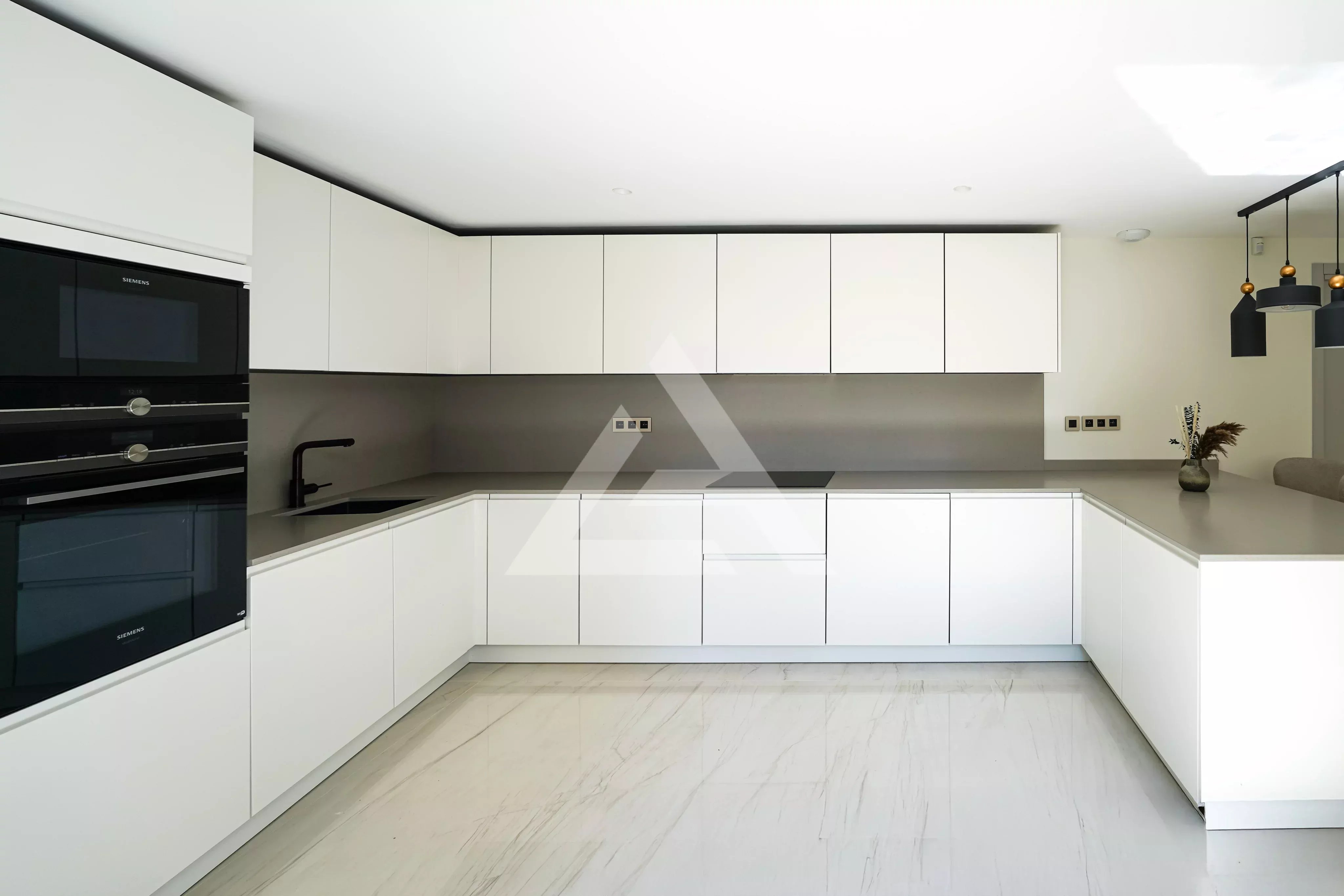 SAINT-JEAN-CAP-FERRAT - APPARTEMENT/VILLA - STATIONNEMENT