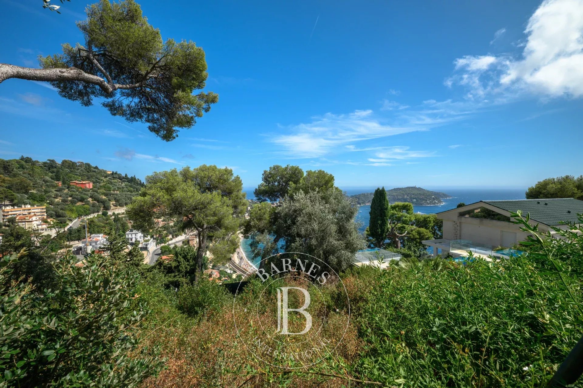 VILLEFRANCHE-SUR-MER - TERRAIN CONSTRUCTIBLE DE 1 750 M² - VUE PANORAMIQUE SUR LA BAIE