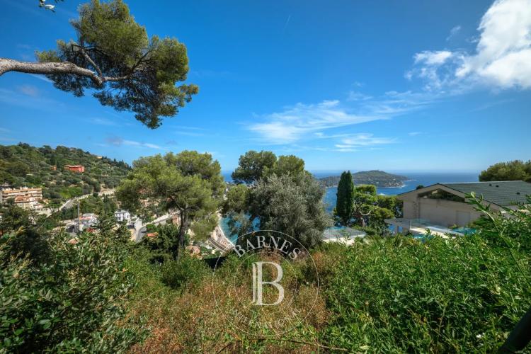 VILLEFRANCHE-SUR-MER - TERRAIN CONSTRUCTIBLE DE 1 750 M² - VUE PANORAMIQUE SUR LA BAIE