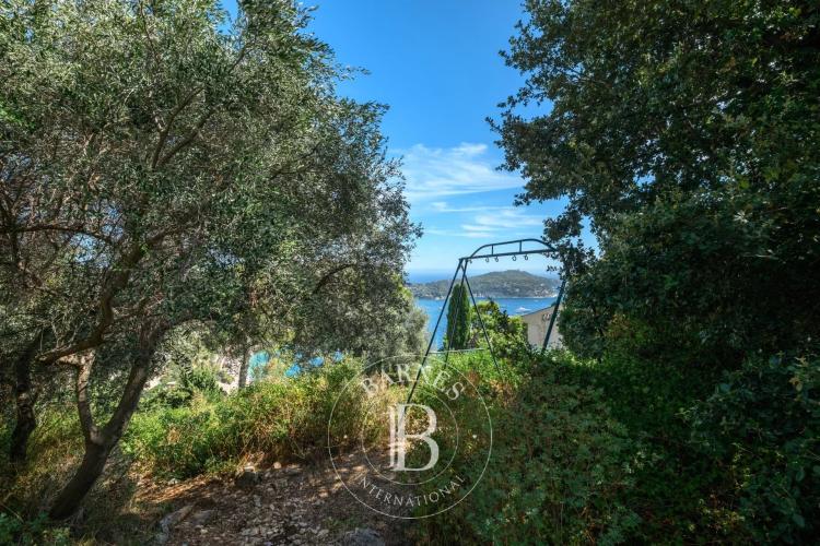 VILLEFRANCHE-SUR-MER - TERRAIN CONSTRUCTIBLE DE 1 750 M² - VUE PANORAMIQUE SUR LA BAIE