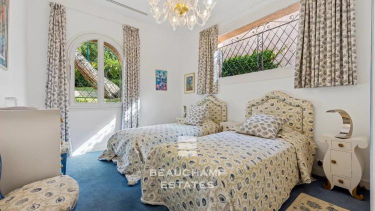 Saint-Jean-Cap-Ferrat – Villa Provençale avec Vue Mer Panoramique et Piscine Chauffée