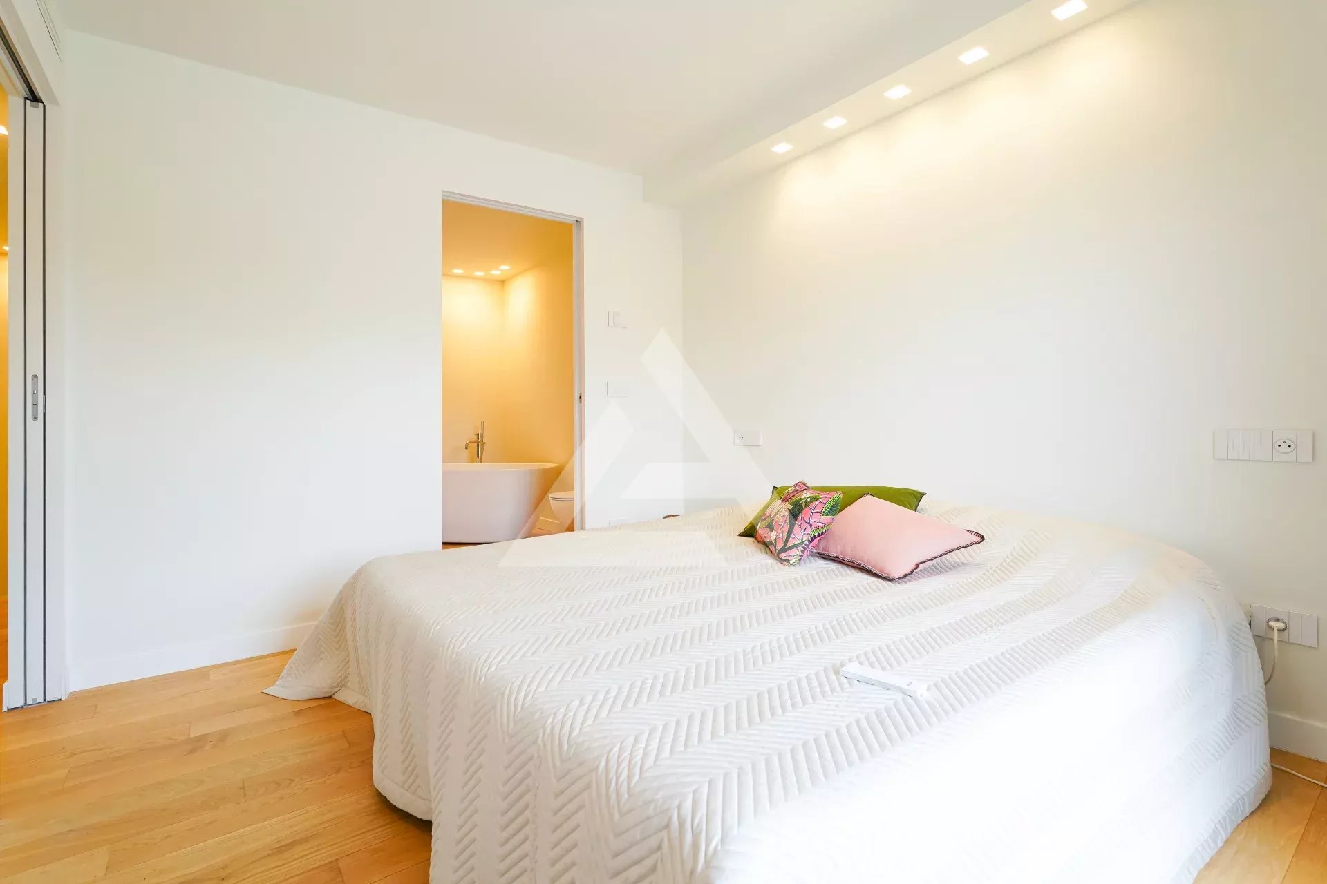 VILLA CONTEMPORAINE ENTIEREMENT RENOVEE - VILLEFRANCHE SUR MER - PISCINE